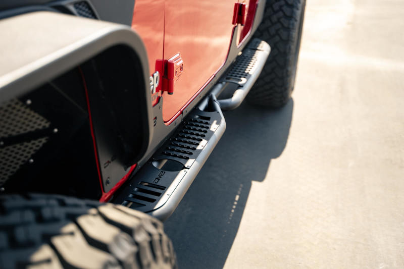 DV8 Offroad 20-23 Jeep Gladiator JT Body/Pinch Weld Mounted Step SRGL-08 SRGL-08 Photo - Unmounted