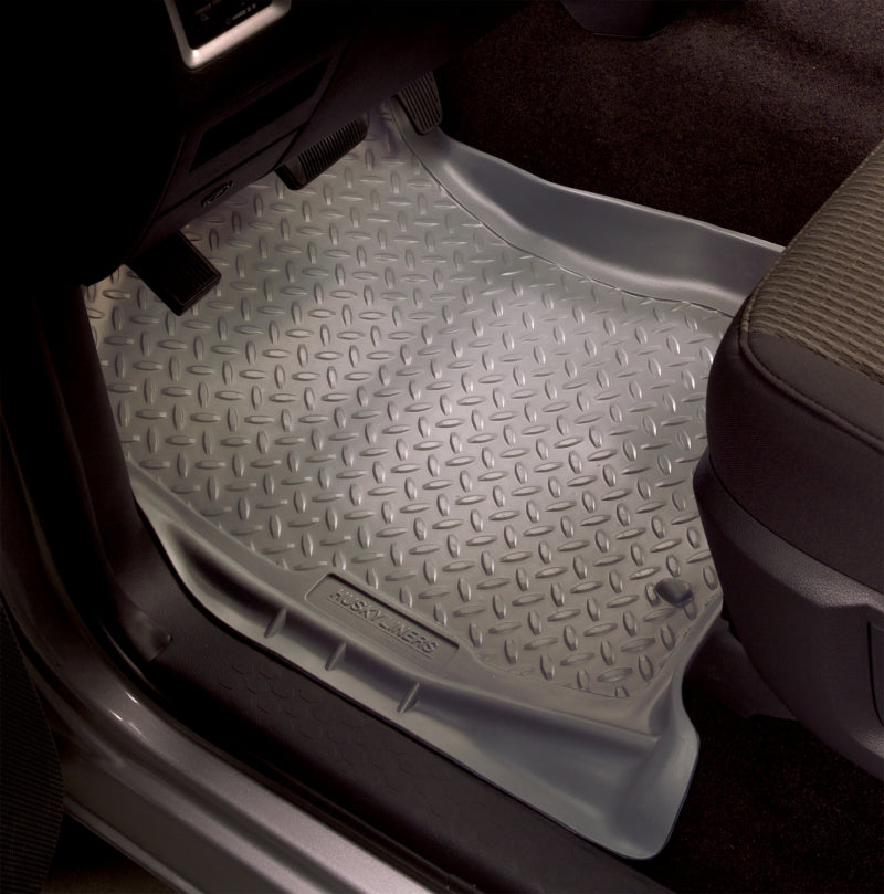 Husky Liners 80-91 Chevy Blazer/GMC Jimmy (2DR/4WD)/Suburban Classic Style Black 31001 Photo - Mounted