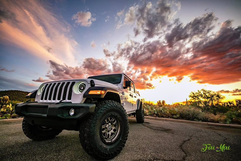 ORACLE Lighting Oracle Jeep JL/Gladiator JT Oculus Switchback Bi-LED Projector Headlights - Amber/White Switchback 5839-023 5839-023 Photo - lifestyle view