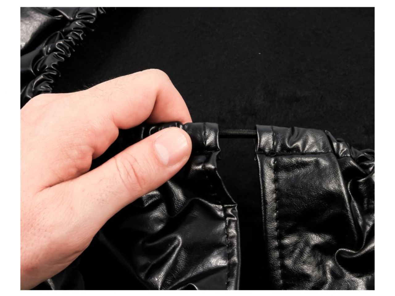 Camco Spare Tire Cover - O_21-1 / 2" Dia Vinyl, Black Bilingual