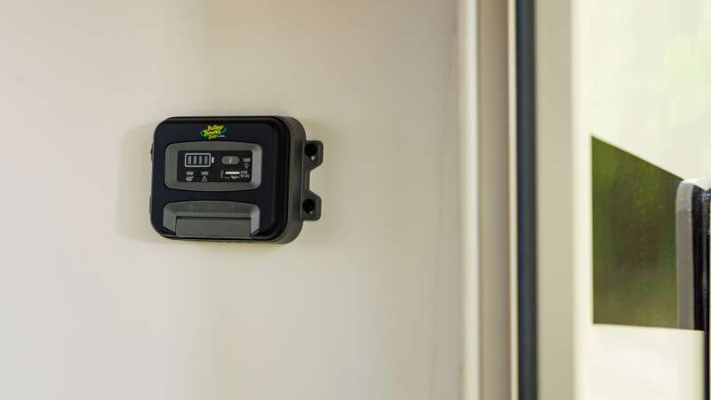 Battery Tender 10AMP PWM/150W/12V Indoor Solar Controller System 021-1175 021-1175 User 1