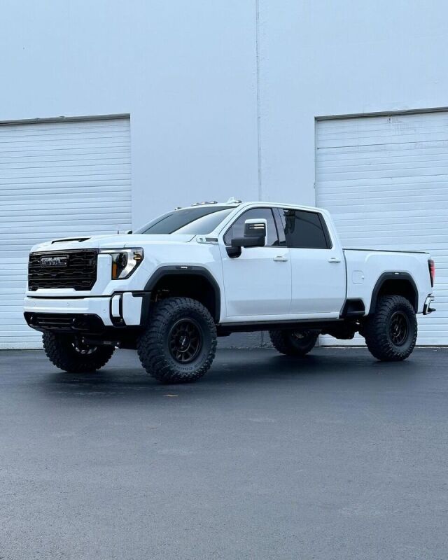 Cognito 20-24 Chevy/GMC Silv/Sierra 2500/3500 HD 2WD/4WD 4in Perf Lift Kit w/ Fox PSRR 2.0 Shocks 110-P0896 110-P0896 Photo - lifestyle view