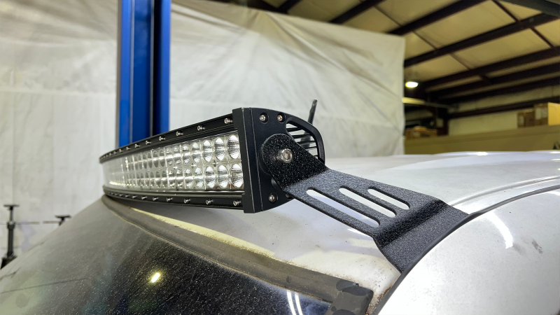 Fishbone Offroad 99-06 Chevrolet Silverado/Tahoe/Suburban Roof Mounted 50in Lightbar Bracket - Black FB21354 FB21354 Photo - lifestyle view