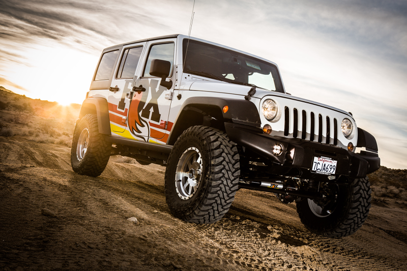 FOX 07+ Jeep JK 2.0 Factory Series 8.1in. ATS Stabilizer Steering Damper 1-5/8 in. Tie Rod 983-02-146 983-02-146 Photo - lifestyle view