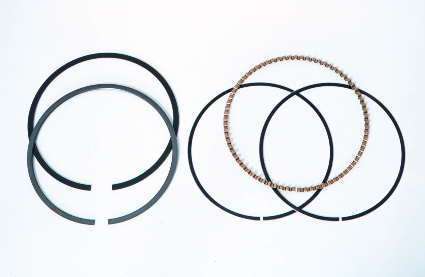 MAHLE PISTONS Piston Ring Set 3.576 Bore 1.5 1.5  3.0mm Engines and Components Pistons and Piston Rings main image