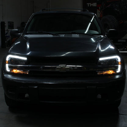 SPYDER xTune 02-09 Chevrolet Trailblazer Projector Headlights Light Bar DRL - Black (PRO-JH-CTB02-LBDRL-BK) 9050749