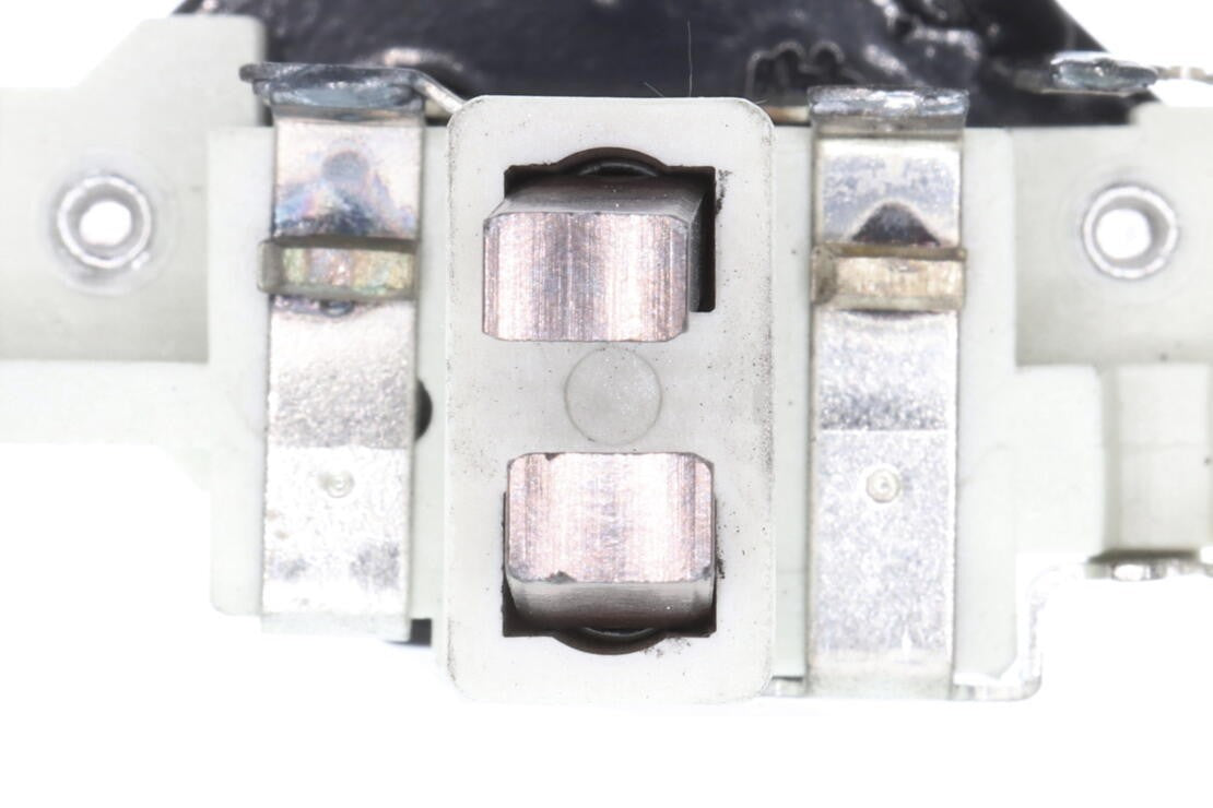 VEMO Voltage Regulator V10-77-0016