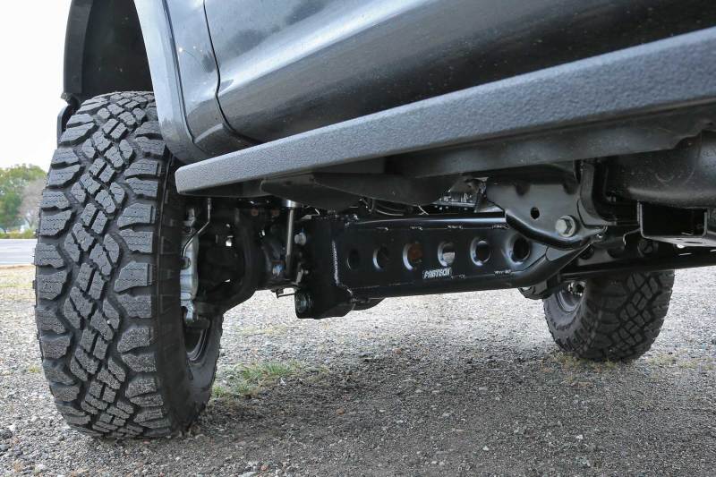 Fabtech 05-20 Ford F250/350 / 08-20 Ford F450/550 4WD 4/6/8in Lift Radius Arm System FTS22321 FTS22321 Photo - lifestyle view