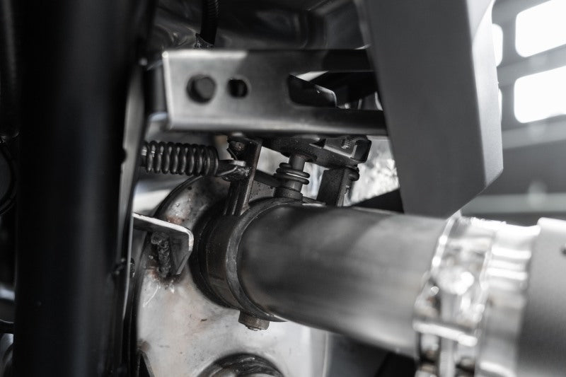 MBRP 20-22 Polaris RZR Pro XP 2.5in Slip-On Active Exhaust Dual Out AT-9524AS AT-9524AS Photo - Close Up