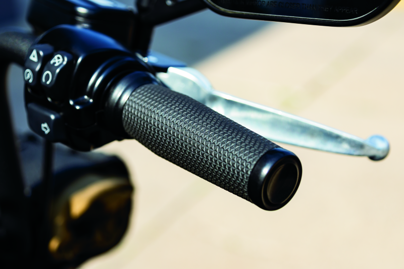 Kuryakyn Thresher Grips Tbw Blk 5943 5943 User 1