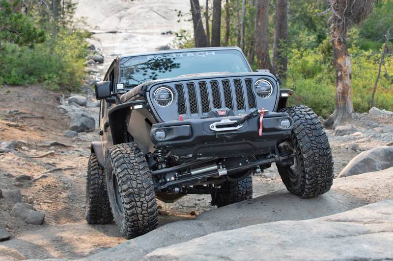 Fabtech 18-21 Jeep JL 4WD Dirt Logic 2.0 Steering Stabilizer Kit (High Clearance/Non-Stock Height) FTS24282 FTS24282 Photo - lifestyle view