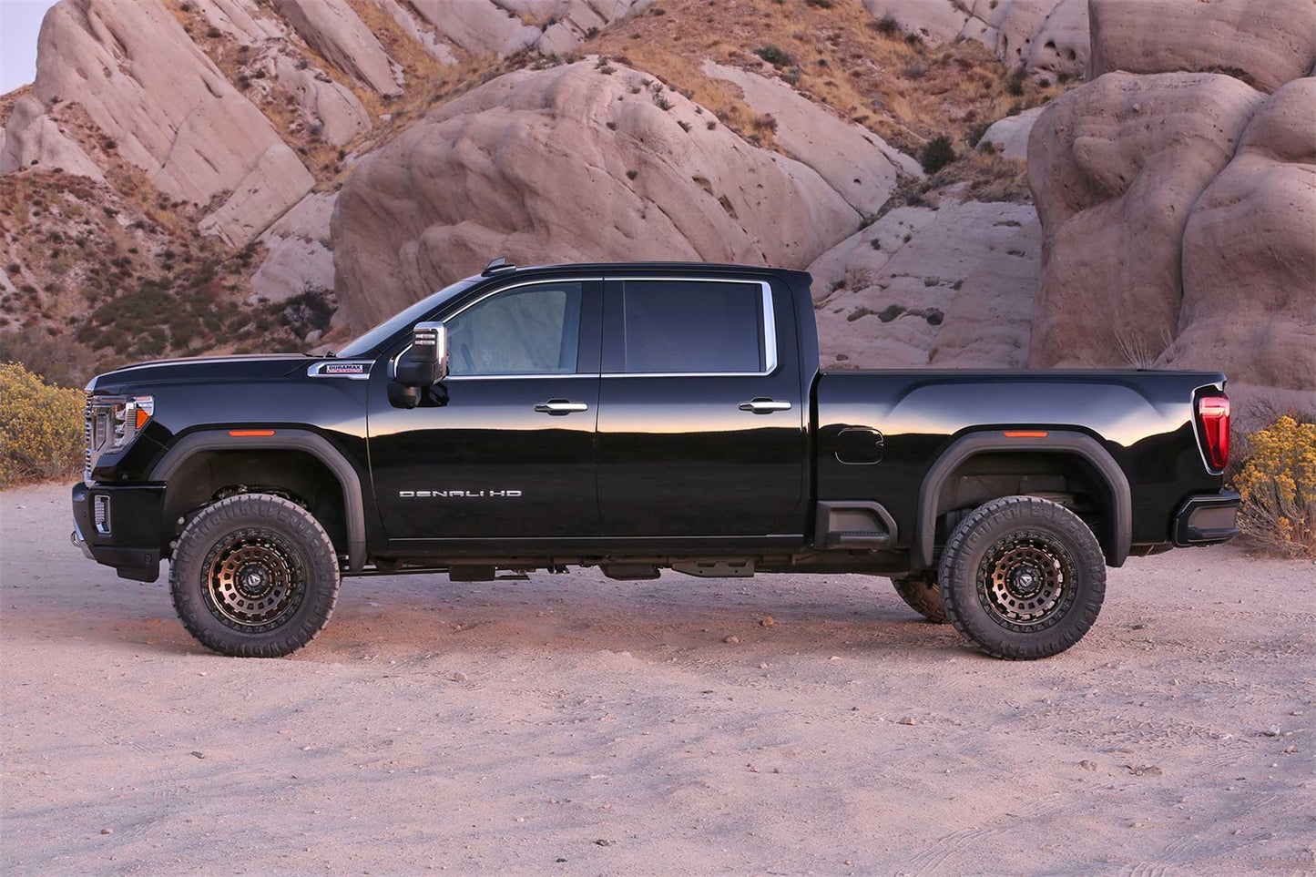 Fabtech 2020 GM K3500HD 4WD Uniball UCA 3.5in Lift System w/DL 2.25 Resi Shocks K1182DL