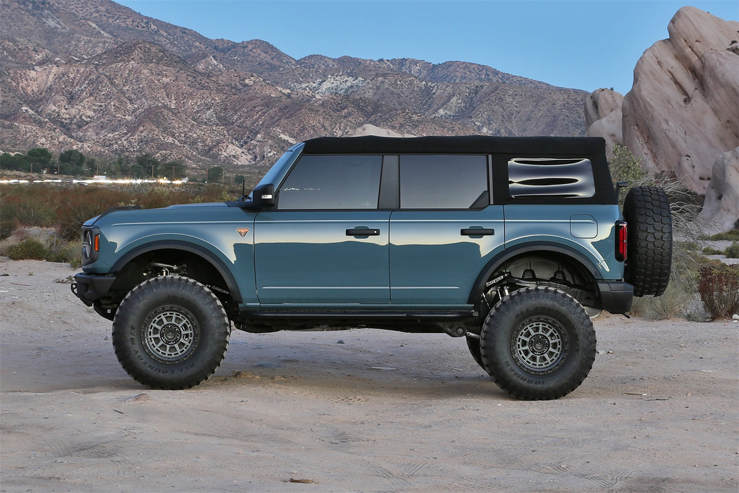 Fabtech 21-24 Ford Bronco 5in Lift Kit w/ Dirt Logic 2.5 Resi Coilovers K2395DL