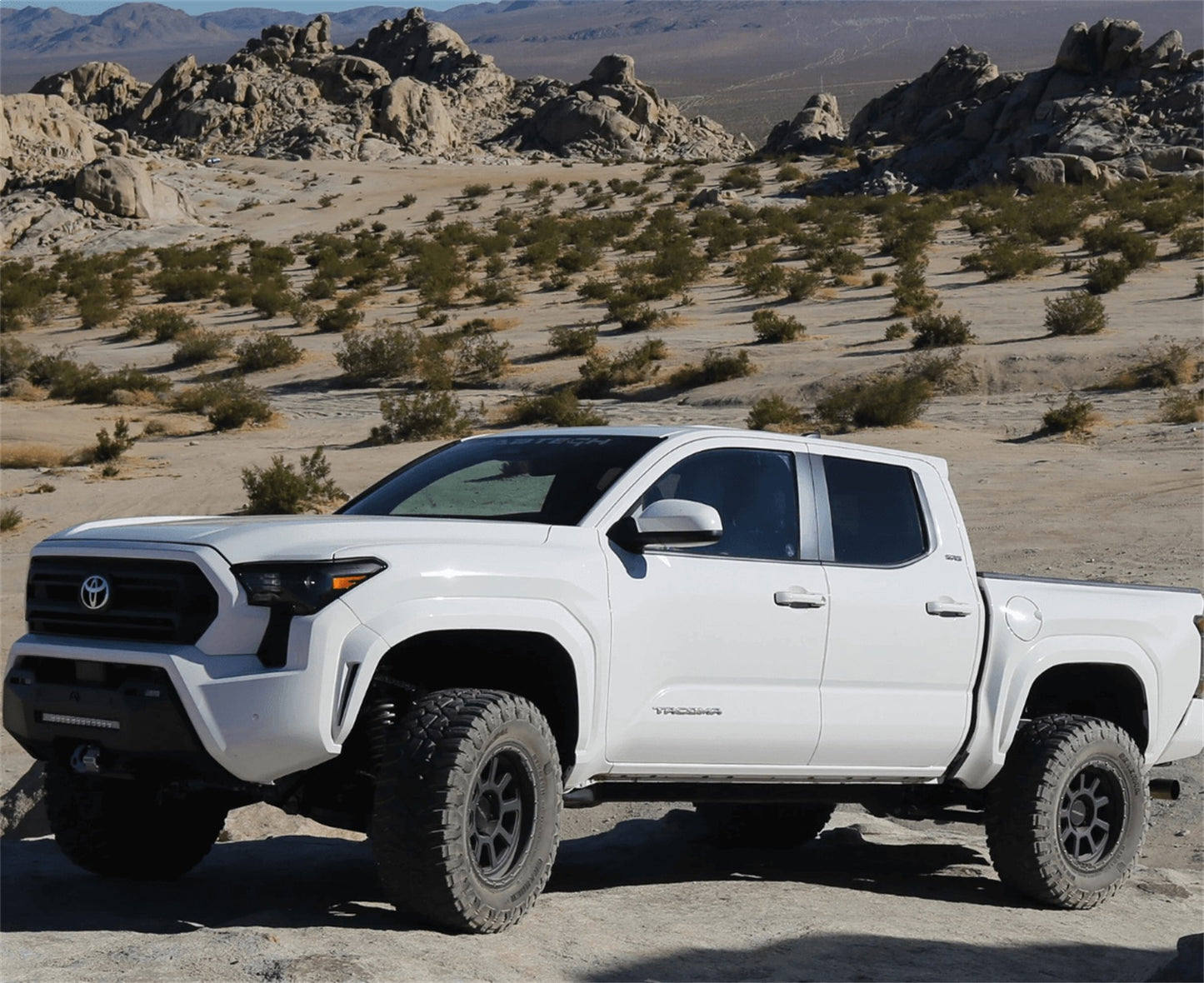 Fabtech 2024 Toyota Tacoma 4WD 3in UCA Kit w/ Uniballs & 2.5 Coilovers & 2.25 Dirt Logic Shocks K7103DL