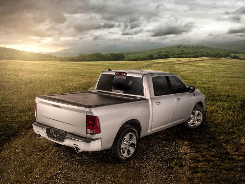 Roll-N-Lock 02-04 Nissan Frontier Crew Cab LB 73-1/4in M-Series Retractable Tonneau Cover LG800M Main Image