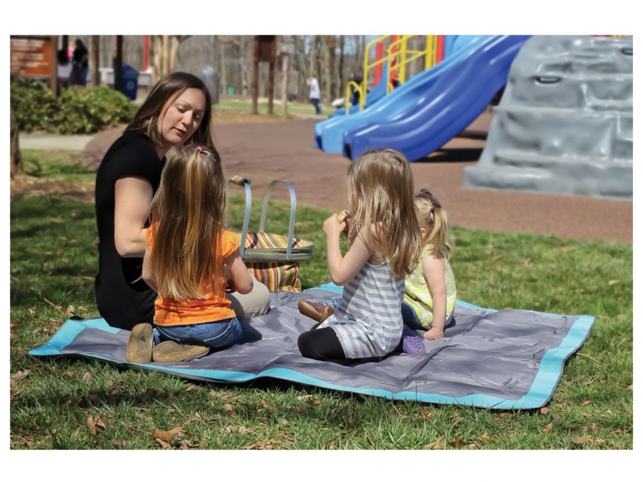 Camco Picnic Blanket w / Carry Strap - Aqua, 57"x 57" Bilingual