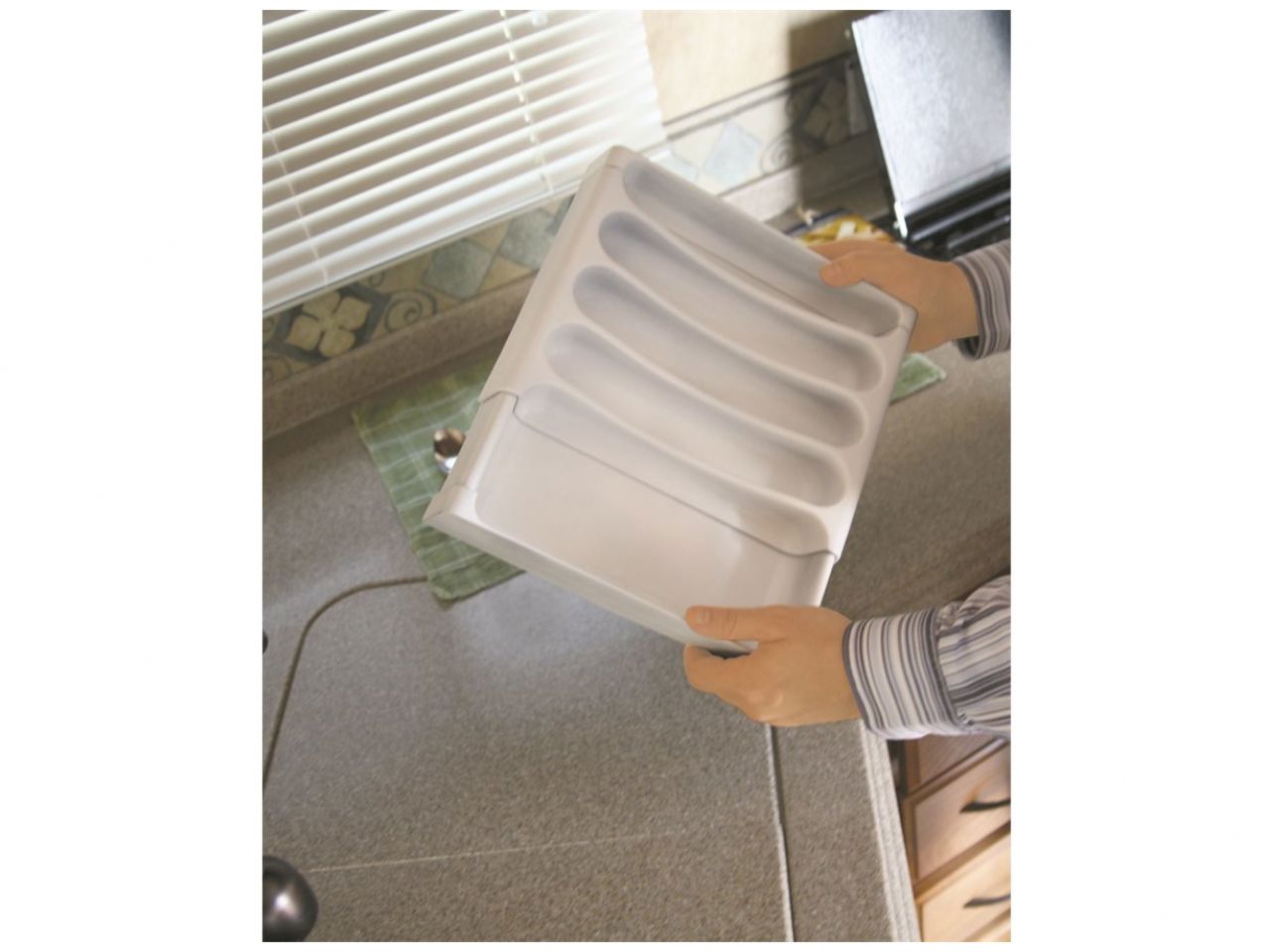 Camco Adjustable Cutlery Tray - White