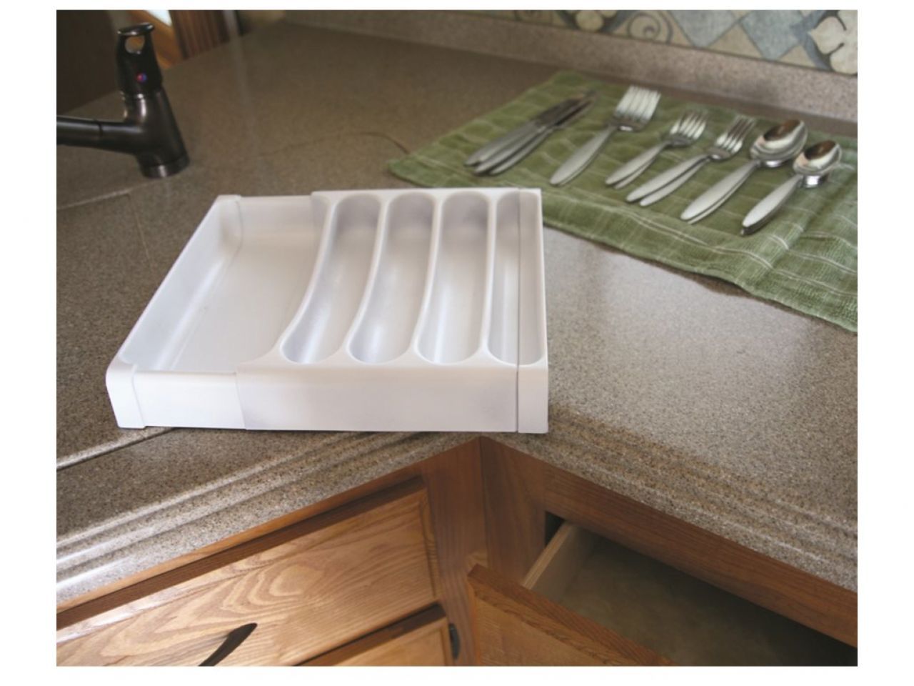 Camco Adjustable Cutlery Tray - White