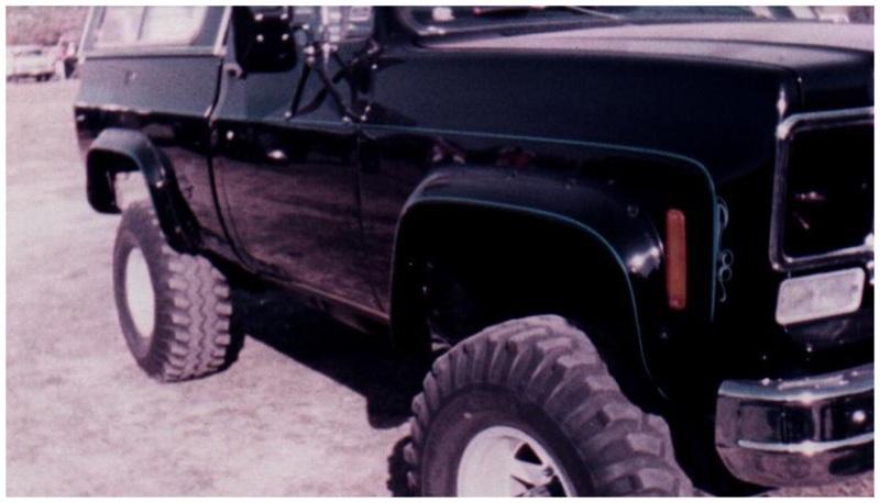 Bushwacker 75-80 Chevy K10 Suburban Cutout Style Flares 2pc - Black 40003-11 Main Image