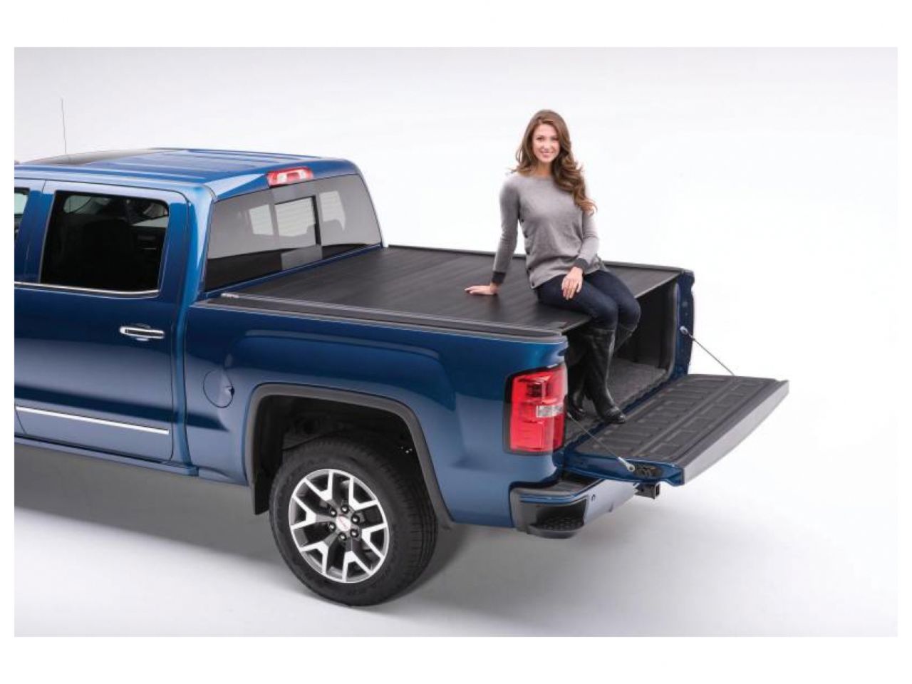 Retrax 14-up Chevy/GMC 5.8ft Bed w/ Stake Pocket (Aluminum Cover)