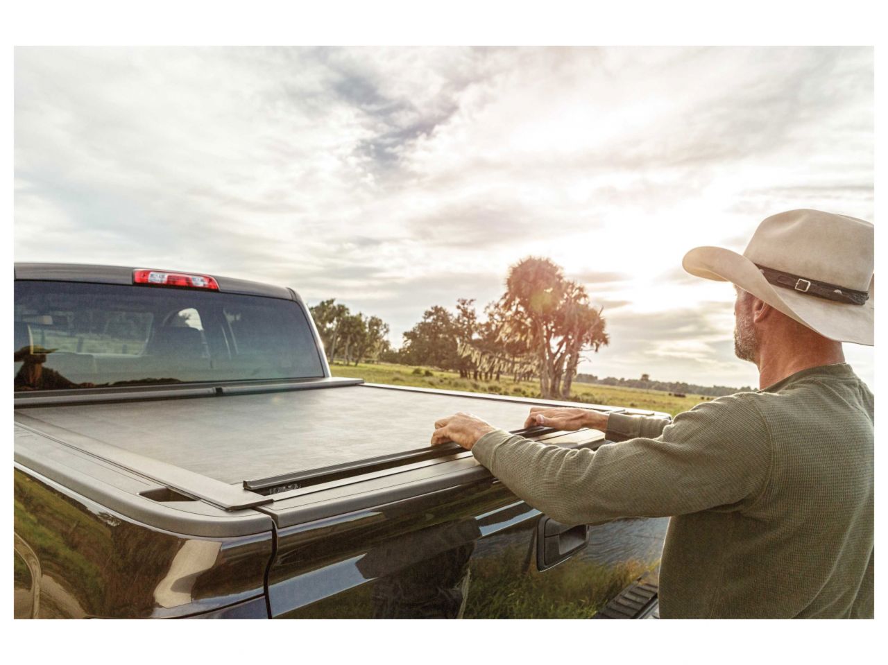 Roll-N-Lock 14-18 Silverado/Sierra 1500 (19 Silverado LD), 15-19 Silverado/Sierra 2500-3500 6' 7" Retractable Tonneau Cover LG221M